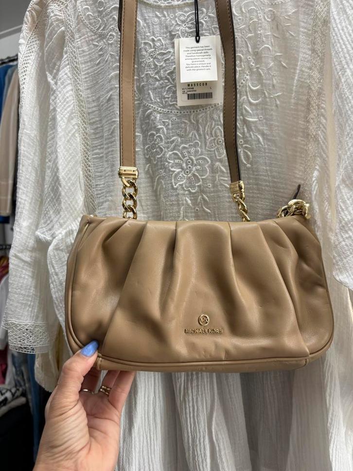 MICHAEL KORS beige leren tas ZGAN, Sieraden, Tassen en Uiterlijk, Tassen | Damestassen, Zo goed als nieuw, Schoudertasje, Beige