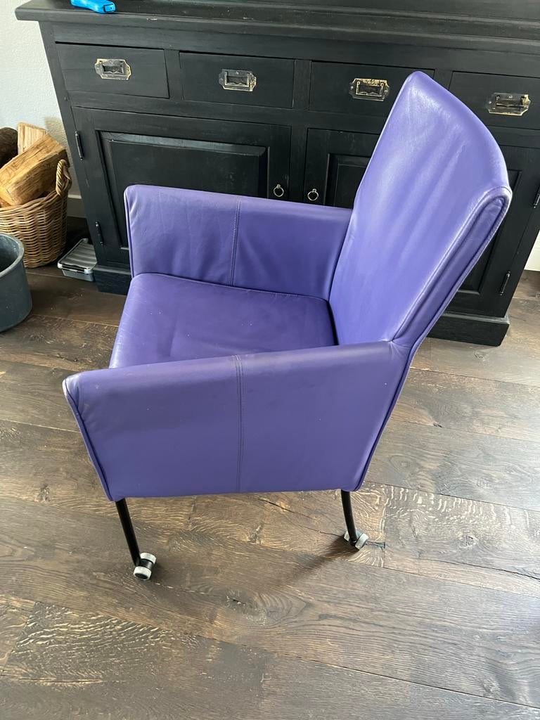 Paarse leren stoel met wieltjes, Huis en Inrichting, Ophalen, Gebruikt, Overige kleuren, Leer