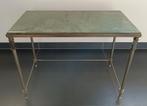Vintage bijzettafel met marmeren blad en metalen frame., Gebruikt, Metaal of Aluminium, 55 tot 75 cm, Klassiek, Elegant, Art Deco