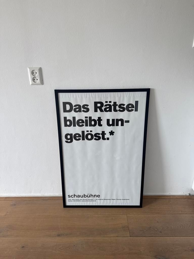 Schaubühne poster "Das Rätsel bleibt ungelöst", Verzamelen, Posters, Ophalen, Met lijst, A1 t/m A3, Overige onderwerpen