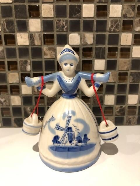 DELFTS BLAUW beeldje - Hollands melkmeisje met juk en emmers, Ophalen of Verzenden, Zo goed als nieuw, Mens