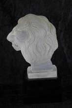 Gesatineerd glazen leeuwenkop op zwart glazen voet, Antiek en Kunst, Antiek | Glas en Kristal, Ophalen of Verzenden