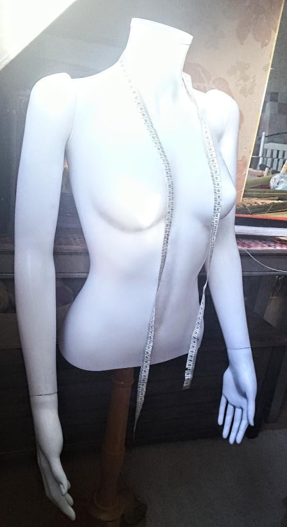 Vrouwelijke buste mannequin Vrouwelijke Paspop Buste Half Body Gespleten Been, Mannequin Torso Etalagepop Met Instelbaar Beweegbaar Universeel Wiel Voor Kleding Sieraden Display kleding maken (Color