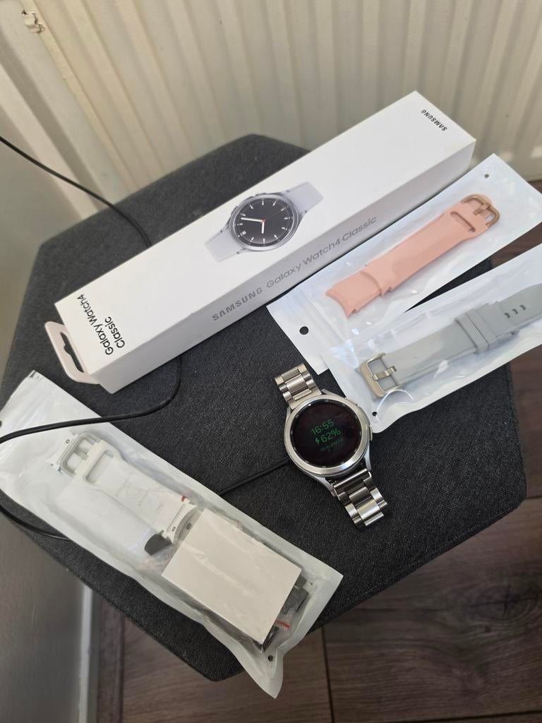 Samsung Galaxy Watch 4 Classic (46mm) – Zilver, Sieraden, Tassen en Uiterlijk, Smartwatches, Ophalen of Verzenden, Zo goed als nieuw