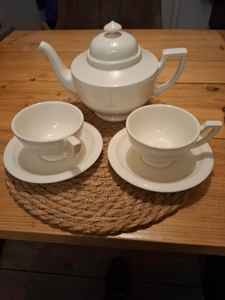 Prachtige theepot met twee bijpassende kop en schotels van R, Nieuw, Ophalen of Verzenden, Overige stijlen, Kop(pen) en/of Schotel(s)