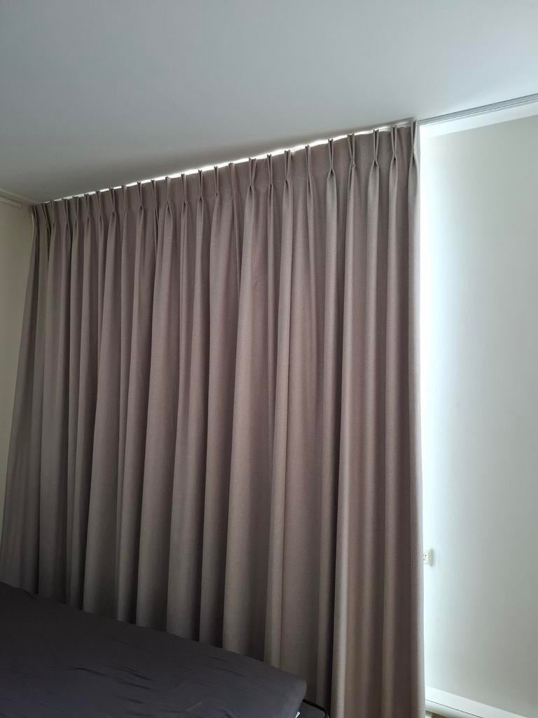 Nieuwe beige gordijnen. 440 en 450 breed 273 hoog, Ophalen, 200 cm of meer, Beige, Nieuw