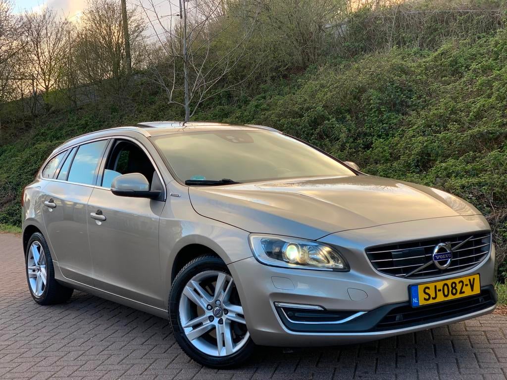 Volvo V60 2.4 D5 Twin Engine Special Edition AUT LEDER NAVI, Auto's, Volvo, Automaat, Euro 6, Bruin, 163 pk