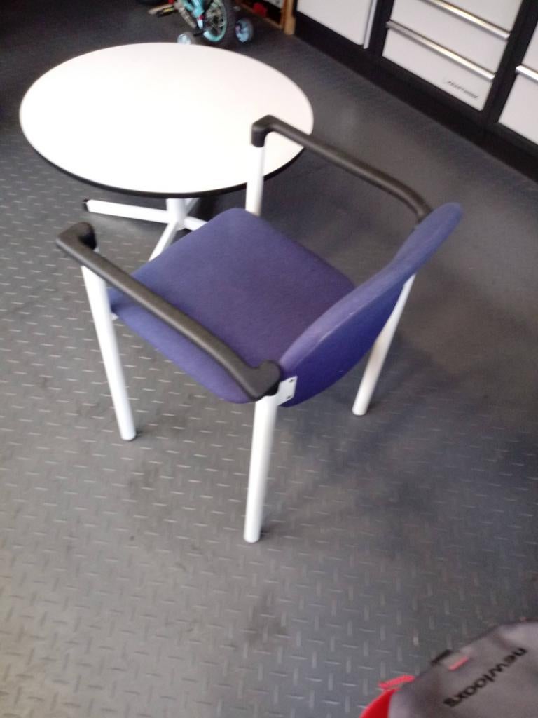 Salon tafel set 4 x stapelbaar stoelen., Ophalen, Stapelbaar