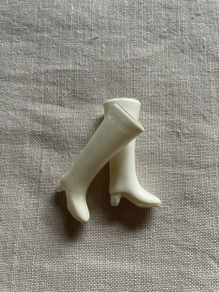 Vintage witte Barbie laarzen  Hong Kong  1960s, Verzamelen, Ophalen of Verzenden, Gebruikt, Accessoires
