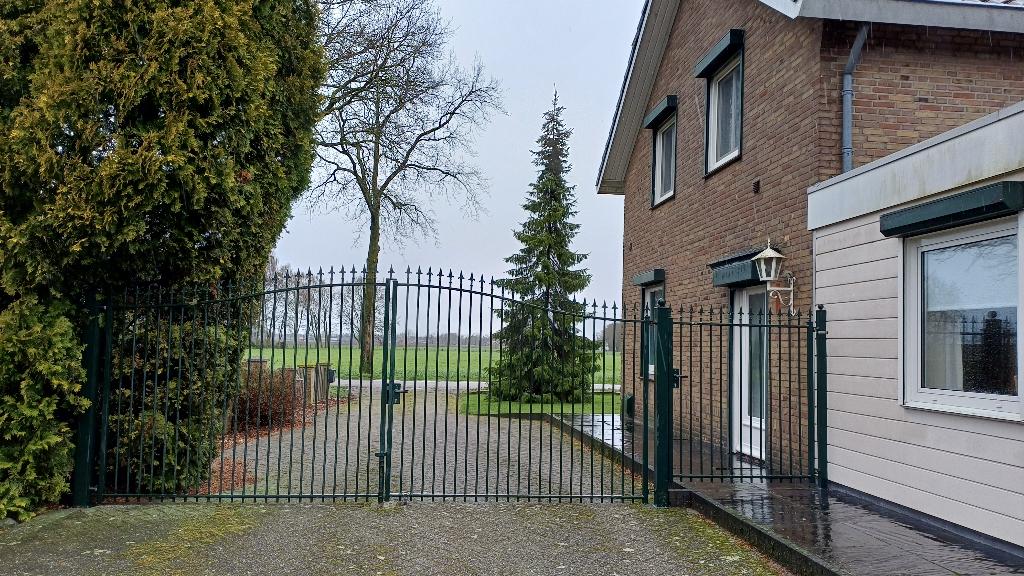 Klassieke dubbele ijzeren poort voor oprit, Ophalen, Gebruikt, 150 tot 200 cm, IJzer