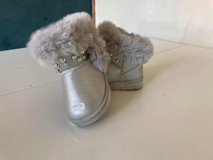 Zilveren Laarzen met Bont en Studs - Maat 21, Kinderen en Baby's, Kinderkleding | Schoenen en Sokken, Gebruikt, Laarzen, Jongen of Meisje