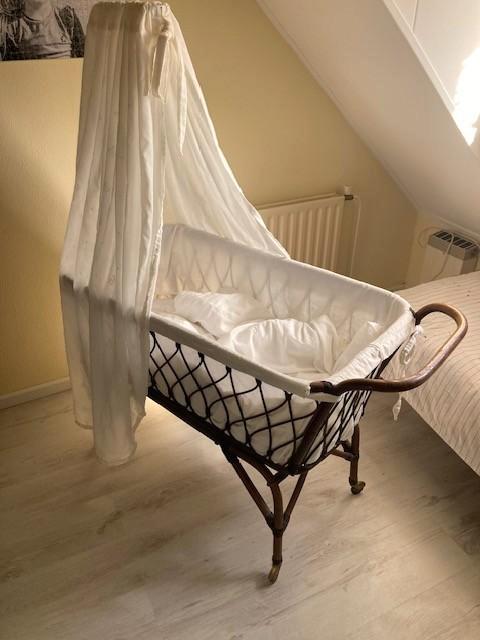 Mooie oude Rotan wieg, Kinderen en Baby's, Babywiegjes en Ledikanten, Zo goed als nieuw, Wieg, Ophalen