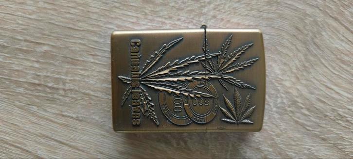 Zippo aansteker met cannabis blad design, Verzamelen, Rookartikelen, Aanstekers en Luciferdoosjes, Ophalen of Verzenden