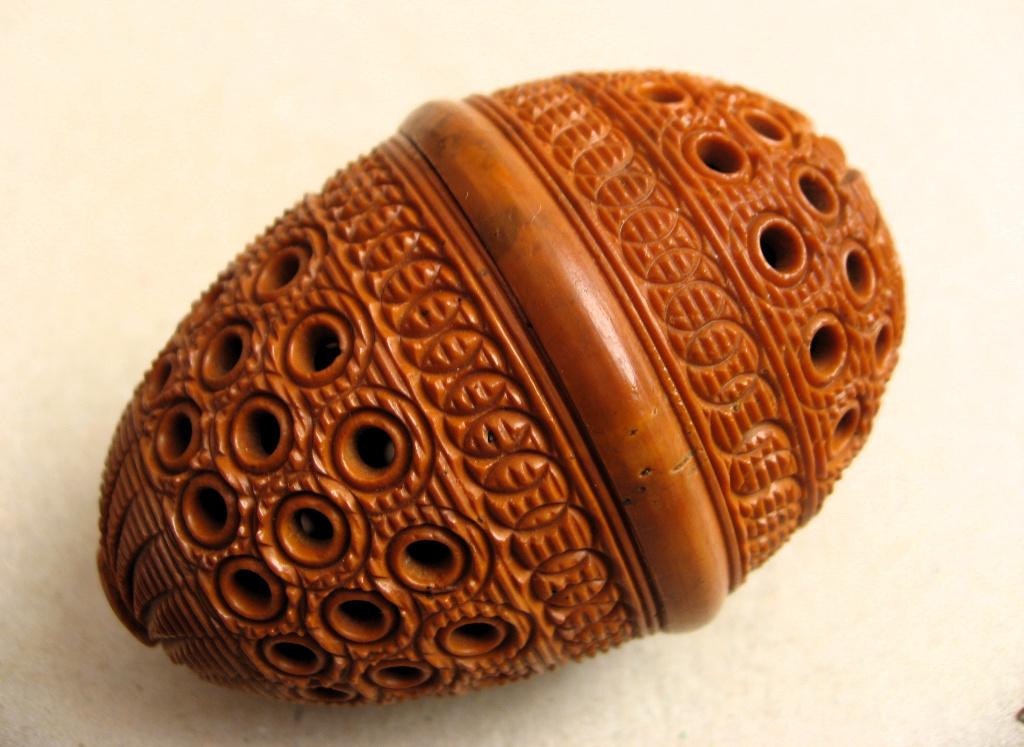 Handgesneden coquillanoot, pomander 19e eeuw, Antiek en Kunst, Overige typen, Overige onderwerpen, Minder dan 20 cm, Ophalen of Verzenden