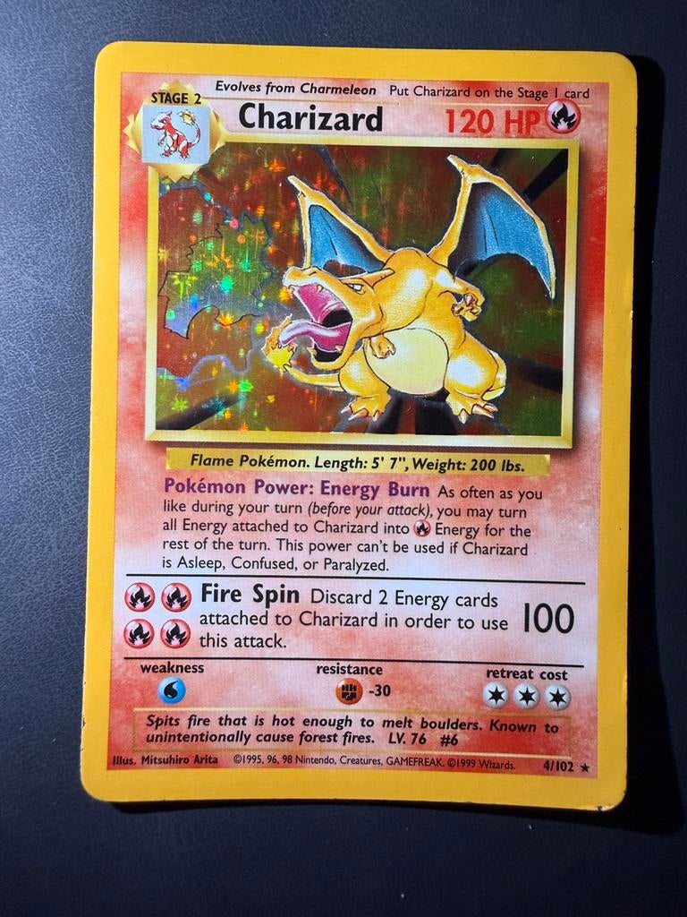 Charizard base set 4/102, Hobby en Vrije tijd, Verzamelkaartspellen | Pokémon, Ophalen of Verzenden, Gebruikt, Losse kaart, Foil