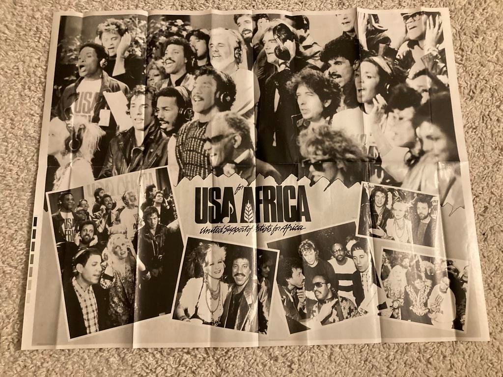 Poster A2 formaat USA FOR AFRICA, Ophalen of Verzenden, Zo goed als nieuw, A1 t/m A3, Film en Tv