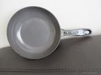 Le Creuset kleine steel pan, gietijzer, emaille, Frankrijk, Ophalen of Verzenden, Zo goed als nieuw, Koekenpan of Braadpan, Gietijzer