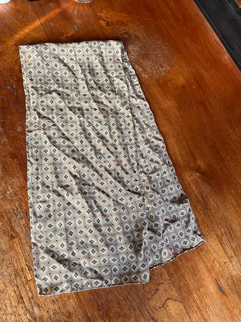 Elegante Zijden Sigaar Sjaal met Patroon, Kleding | Dames, Mutsen, Sjaals en Handschoenen, Ophalen of Verzenden, Zo goed als nieuw