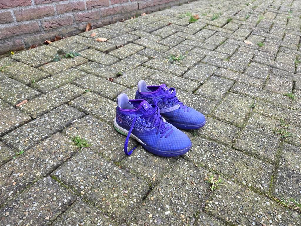 Kipsta kunstgrasschoenen paars maat 33, Sport en Fitness, Ophalen, Schoenen