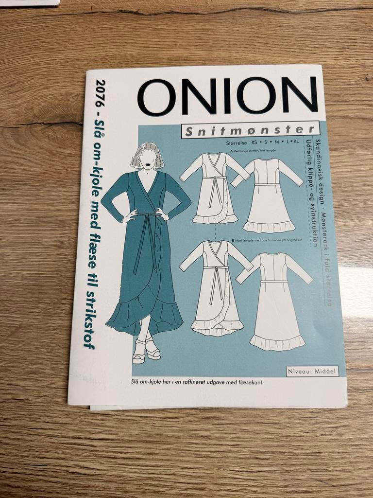 Onion naaipatroon 2076 - Wikkeljurk met ruches, Hobby en Vrije tijd, Kledingpatronen, Overige merken, Overige typen, Vrouw, Nieuw