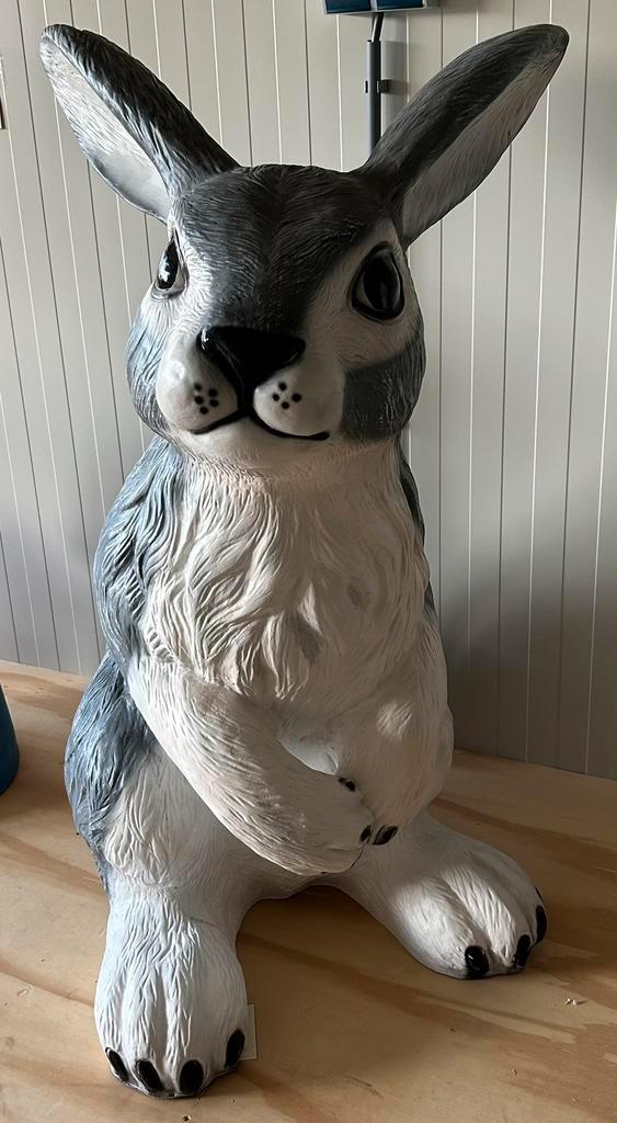 Paashaas beeld deco 100cm, Tuin en Terras, Tuinbeelden, Nieuw, Dierenbeeld, Overige materialen, Ophalen