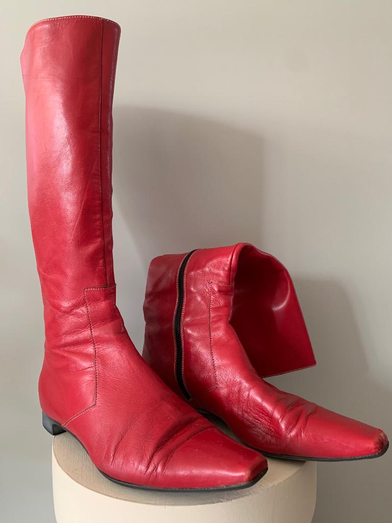 Rode hoge dameslaarzen, Ophalen, Hoge laarzen, Gedragen, Rood