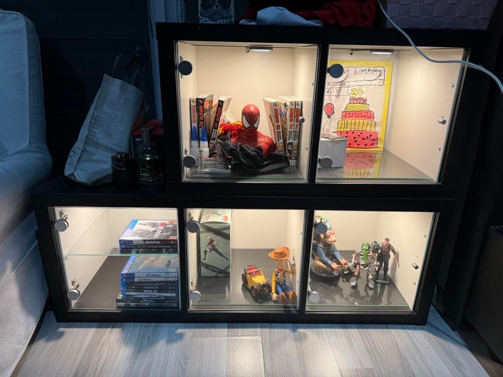 2 Ikea Kallax kasten met verlichting en glazen deuren, Ophalen, Met deur(en), Zo goed als nieuw, Minder dan 150 cm