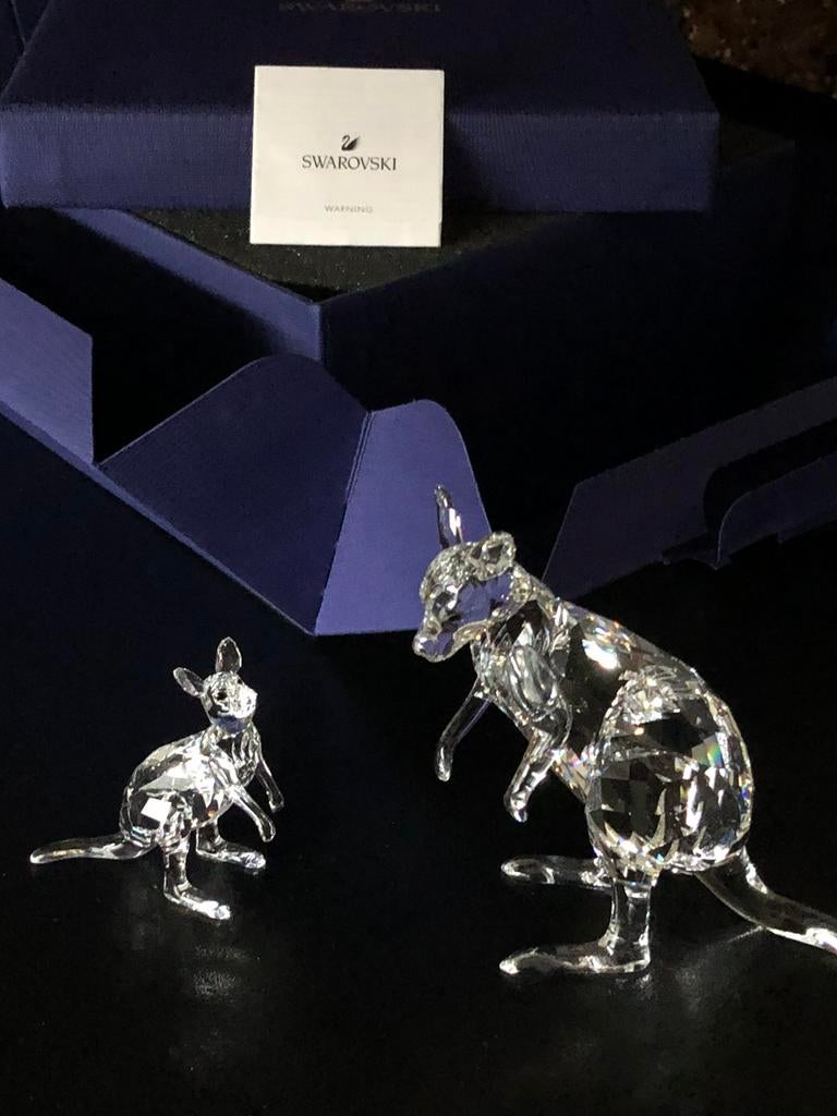 NIEUWSTAAT SWAROVSKI KANGOEROE MOEDER MET JONG, Verzamelen, Swarovski, Ophalen of Verzenden, Zo goed als nieuw, Figuurtje