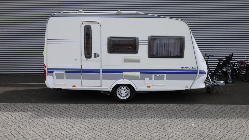 Hobby De Luxe 400 SF mover + airco + voortent, Caravans en Kamperen, Caravans, Hobby, Bedrijf, Treinzit, 750 - 1000 kg