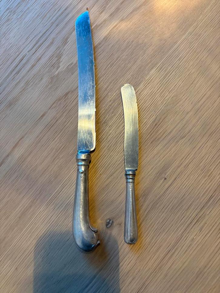 Zilveren Broodmes (Sheffield) en Regulier Mes - 2e Gehalte, Antiek en Kunst, Antiek | Bestek, Ophalen of Verzenden