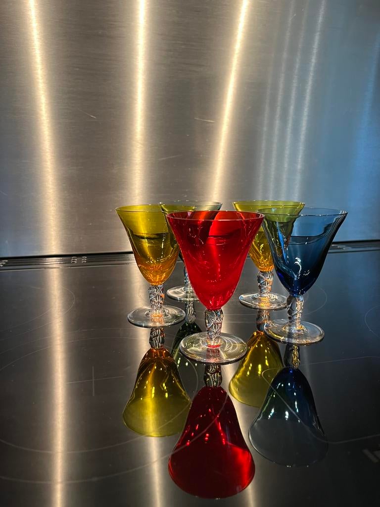 Vijf gekleurde wijnglazen, Huis en Inrichting, Woonaccessoires | Schalen en Manden, Ophalen of Verzenden, Zo goed als nieuw, Glas