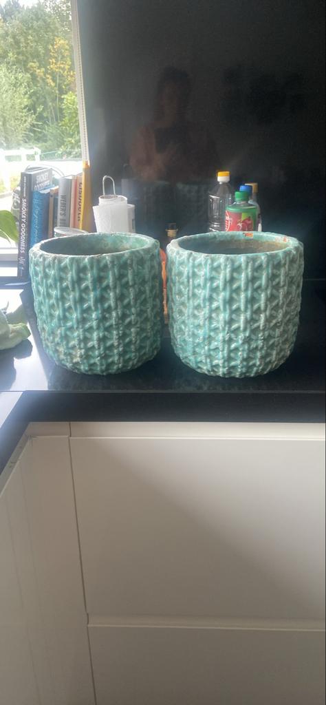 Twee turquoise bloempotten, 25 tot 40 cm, Gebruikt, Rond, Binnen