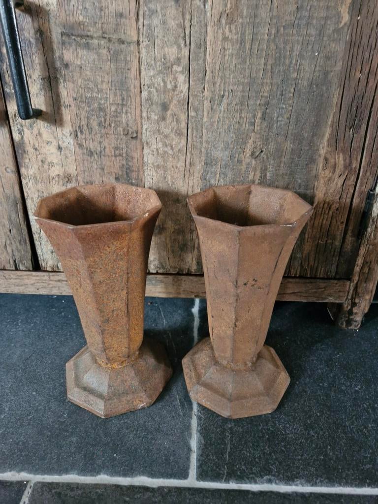 2 gietijzeren vazen.  Ca 25 cm hoog, Antiek en Kunst, Curiosa en Brocante, Ophalen