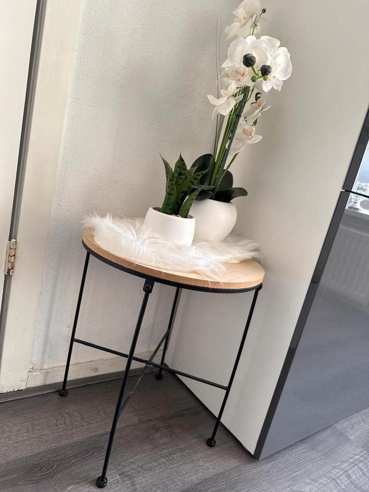 Bijzettafeltje met decoratie (plantjes en vachtje), Huis en Inrichting, Tafels | Bijzettafels, Zo goed als nieuw, Rond, 45 tot 60 cm