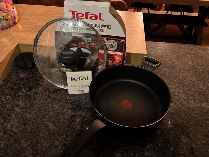 Tefal Hapjespan Hard Titanium Pro met Deksel - 28 cm, Huis en Inrichting, Keuken | Potten en Pannen, Nieuw, Koekenpan of Braadpan