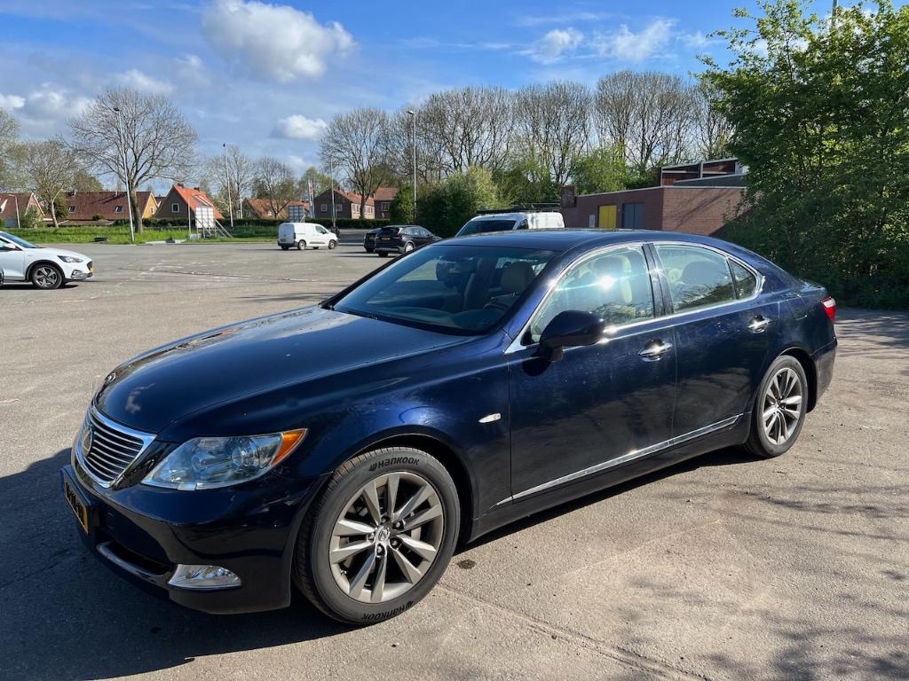 Lexus LS460 - 4.6 AUT 2008 - Dealer OH - origineel NL, Auto's, Lexus, Automaat, Achterwielaandrijving, 2000 kg, Blauw