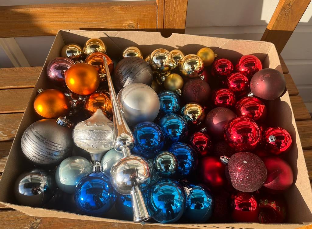 +/- 100 kunststof piek + kerstballen rood goud zilver oranje, Diversen, Kerst, Ophalen of Verzenden