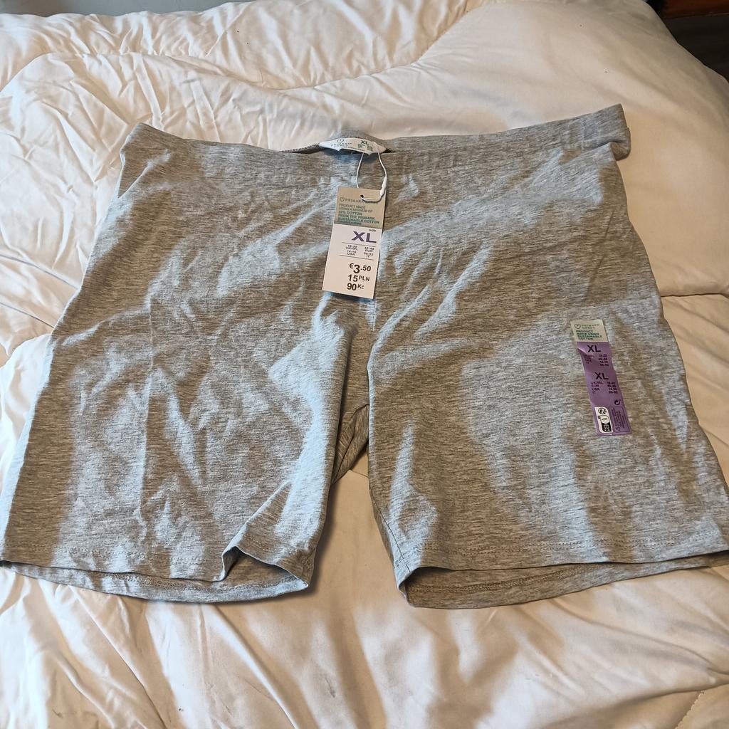 Nieuw! Primark grijze korte broek, maat XL 46/48, Kleding | Dames, Broeken en Pantalons, Ophalen, Kort, Primark, Maat 46/48 (XL) of groter