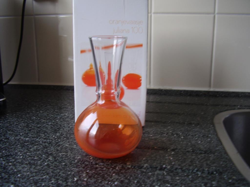 Oranje vaasje Juliana 100, Antiek en Kunst, Ophalen of Verzenden