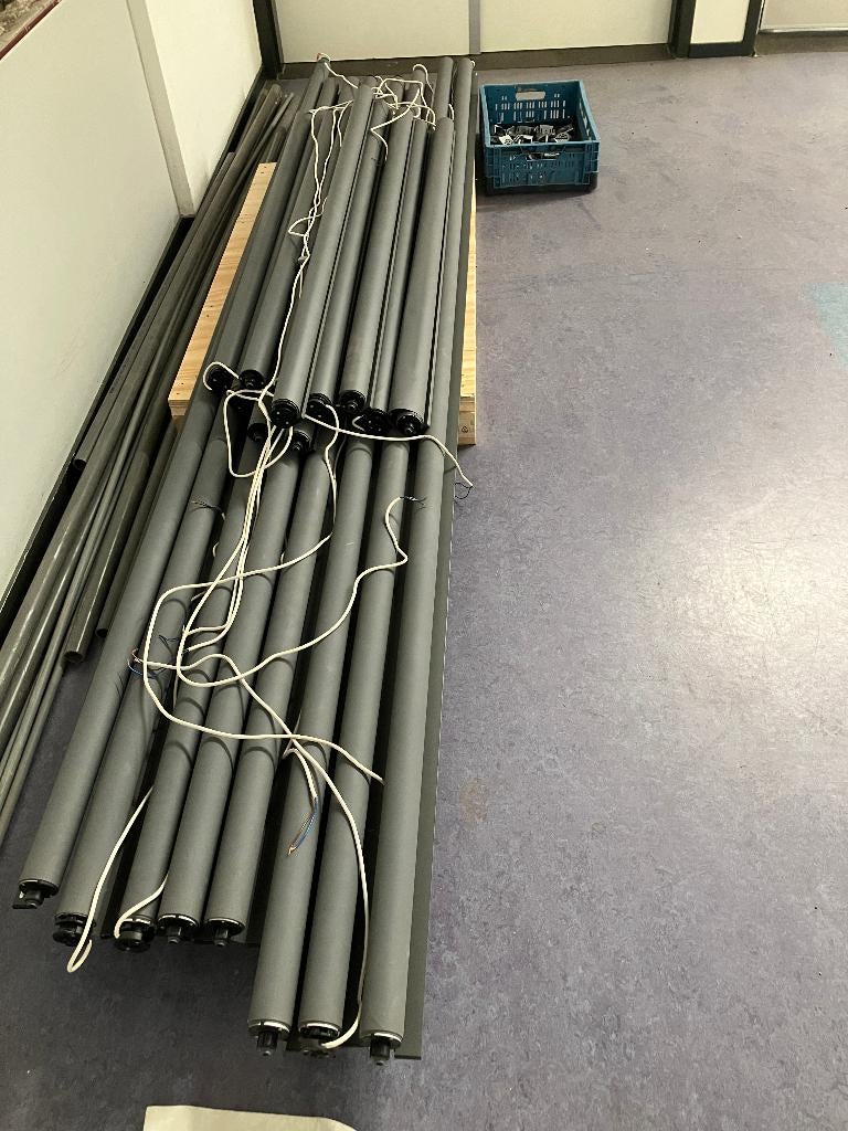 Verduisterende elektrische rolgordijnen / zonwering, Ophalen, Gebruikt, Zwart, Donker, verduisterend/zonwerend.