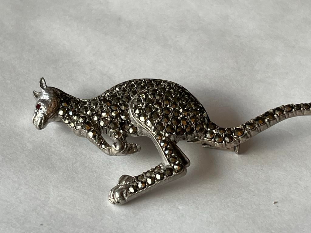 Antieke Zilveren Kangoeroe Broche met Robijn & Marcasiet, Sieraden, Tassen en Uiterlijk, 4 tot 7 cm, Verzenden, Zo goed als nieuw