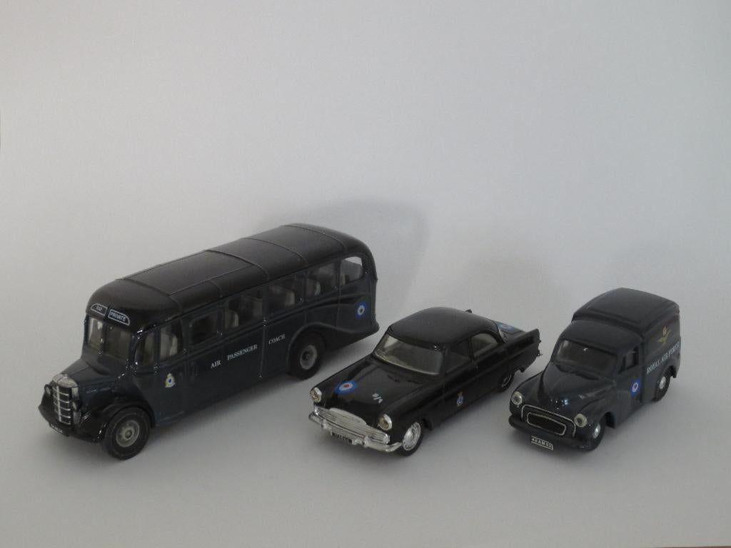 Corgi Royal Air Force autoset: Ford, Morris & Bedford bus, Ophalen of Verzenden, Gebruikt, Bus of Vrachtwagen, Corgi