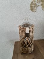 Riviera Maison water karaf met rieten omhulsel, Overige kleuren, Ophalen of Verzenden, Minder dan 50 cm, Glas