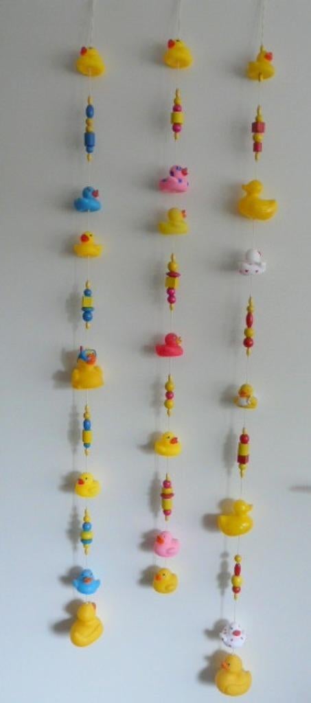 Baby cadeau # slinger met verschillende badeendjes - foto's, Ophalen of Verzenden, Zo goed als nieuw, Kraamcadeau