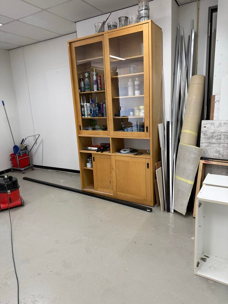 Houten vitrinekast met glazen schuifdeuren, Ophalen, Gebruikt, 100 tot 150 cm, 150 tot 200 cm