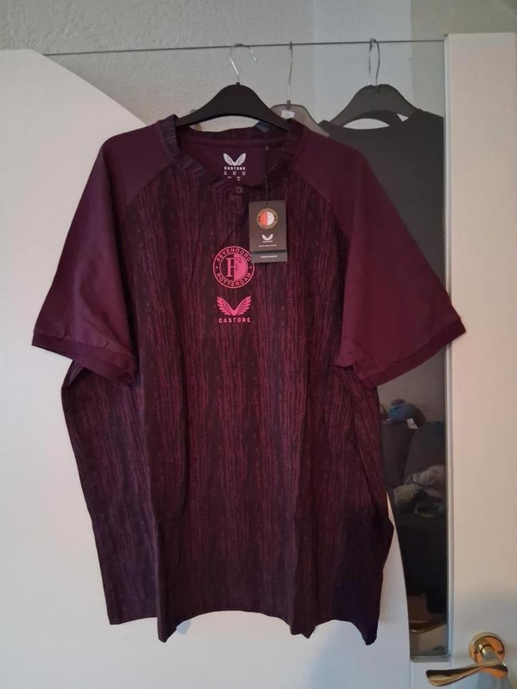 Nieuw en ongedragen Feyenoord trainingsshirt van Castore, Kleding | Heren, Sportkleding, Nieuw, Voetbal, Overige maten, Paars