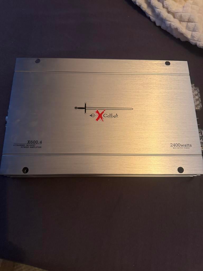 Excalibur versterker 4X600 watt, Auto diversen, Ophalen of Verzenden, Zo goed als nieuw