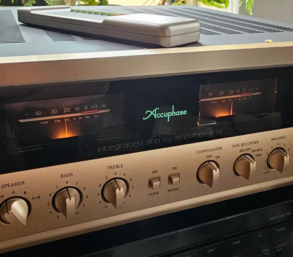 Accuphase E212 high quality, XLR in, remote, 18,9 kg, izgst, Audio, Tv en Foto, Versterkers en Receivers, Overige merken, Gebruikt