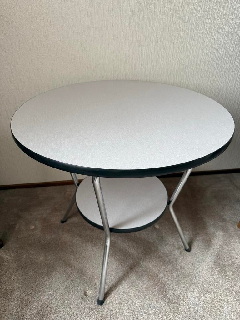 Ronde bijzettafel met plankje, Huis en Inrichting, Tafels | Bijzettafels, Gebruikt, Metaal of Aluminium, Rond, 55 tot 75 cm