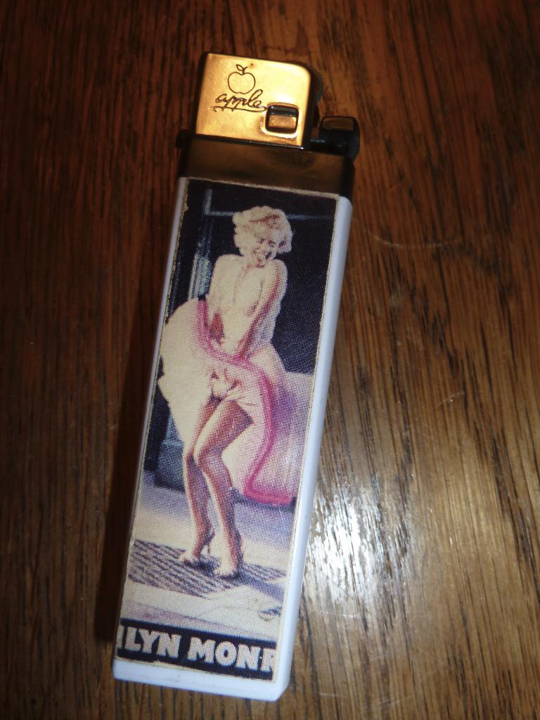 marilyn monroe lighter - 8,1x2,3cm kleur wirling dress, Ophalen of Verzenden, Zo goed als nieuw, Aansteker